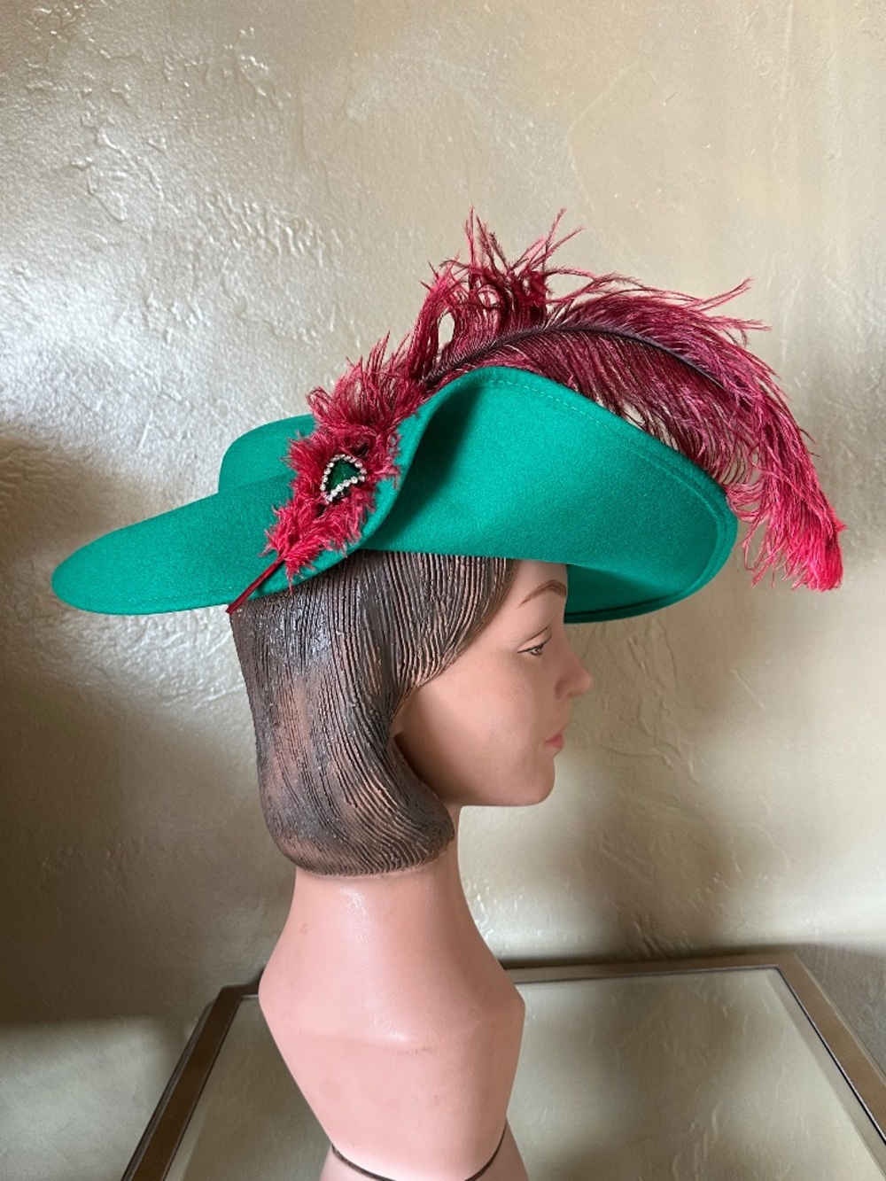 GRANDIOSE 1960s' EMERALD GREEN FELT WIDE BRIM HAT + OSTRICH FEATHER & BROOCH